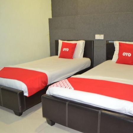 โอโย 89737 โฮเต็ล ติชัว Hotel Kampong Batu Tiga ภายนอก รูปภาพ